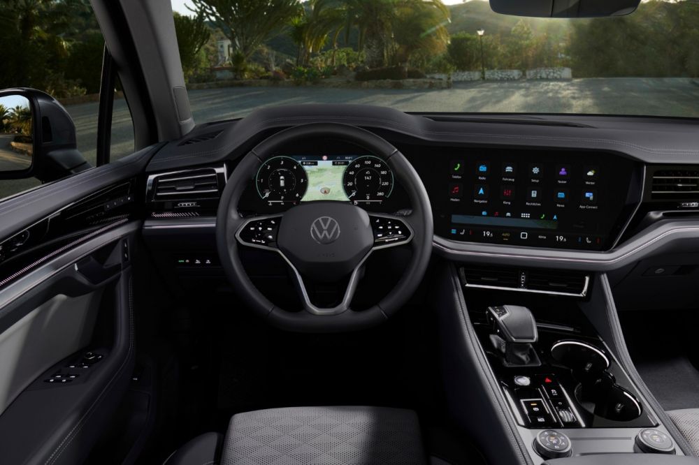 Volkswagen Touareg pohled na interiér z pohledu řidiče