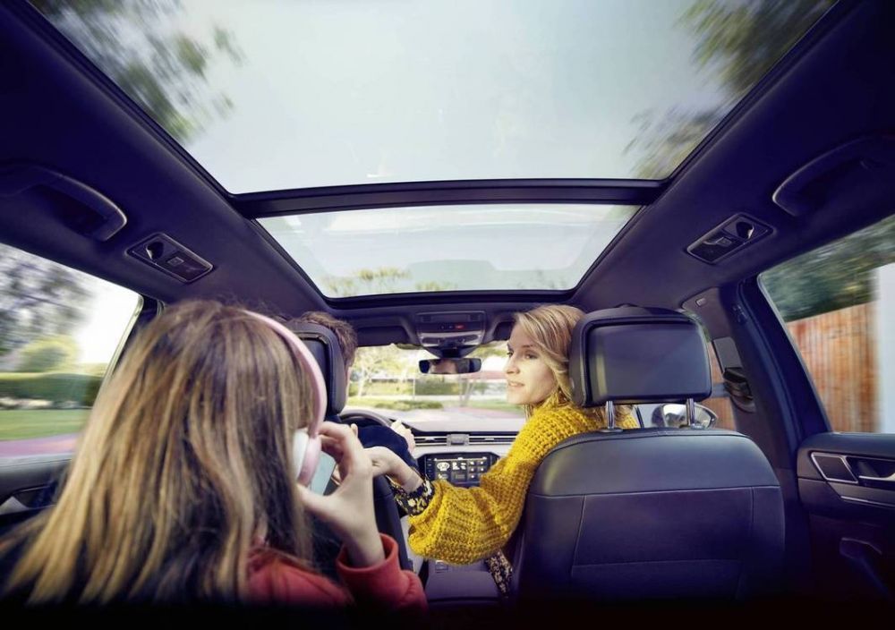 Volkswagen Passat Variant - interiér, střešní panoramatické okno 