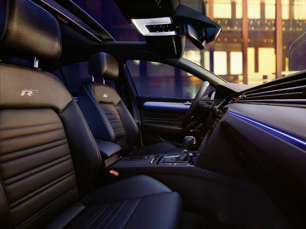 Volkswagen Passat Variant R - interiér, kožené tmavé sedačky 