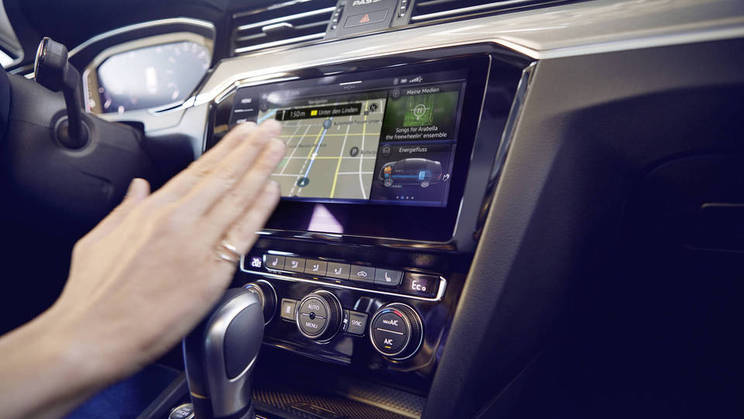 Volkswagen Passat - dotykový displej a gesto rukou 
