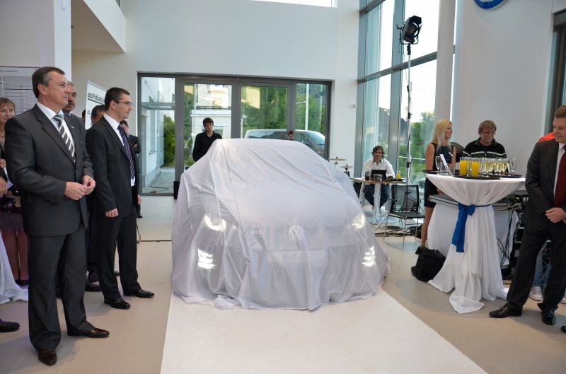 Otevření autosalonu VW zahalený vůz VW