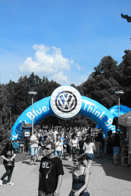 Vstupní brána s logem Volkswagen