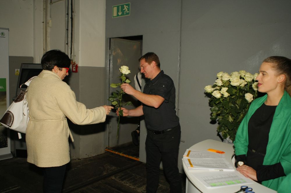 ŠKODA KAROQ představení vozu, předávání květin hostům