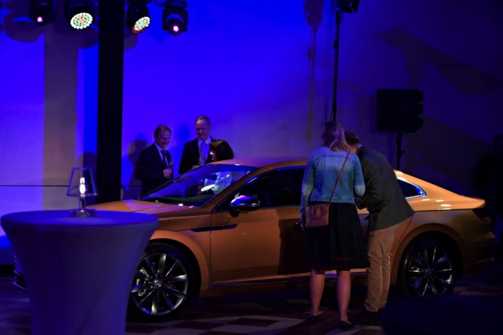Volkswagen Arteon boční pohled slavnostní odhalení