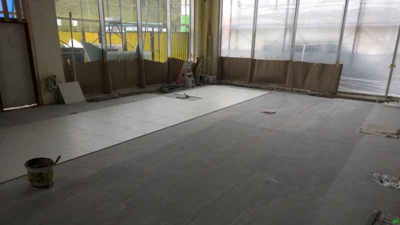 Přestavba salonu ŠKODA, pokládka nové podlahy v showroomu