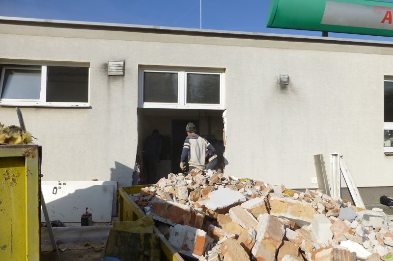 Přestavba salonu ŠKODA, první bourání - příprava na Prodej ojetých vozů