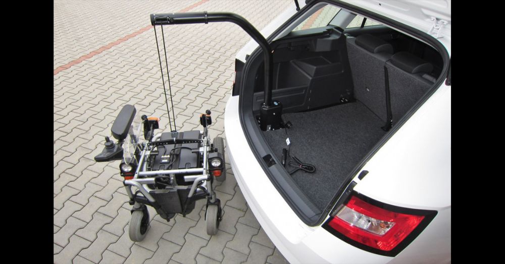 Jeřábek v zavazadlovém prostoru pro nakládání elektrického vozíku - ŠKODA Handy
