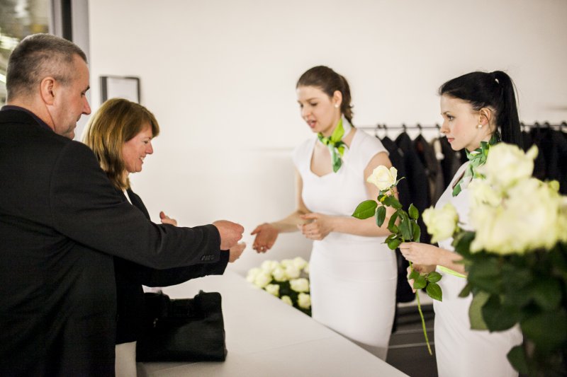 Slavnostní otevření salonu ŠKODA, rozdávání květin hostům
