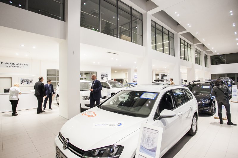Slavnostní otevření salonu ŠKODA, hosté a vozy Volkswagen