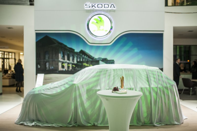 Slavnostní otevření salonu ŠKODA, zahalený vůz