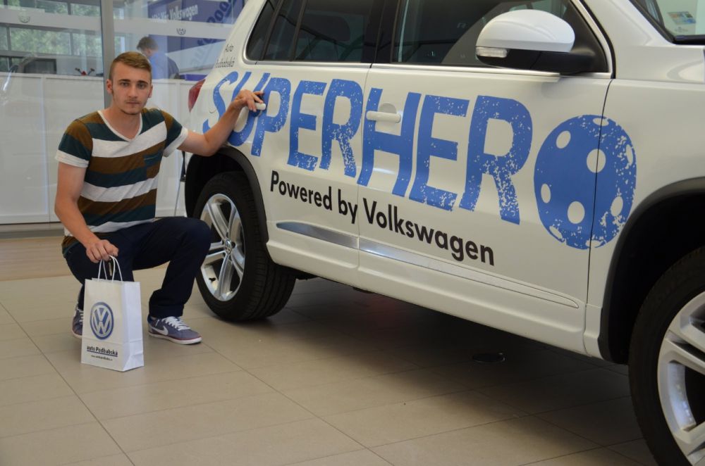 Superhero 2014 - nejužitečnější hráč si přebírá výhru od Auto Podbabská, zapůjčení vozu Volkswagen