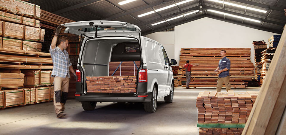 Volkswagen Transporter naložený zavazadlový prostor dřevem