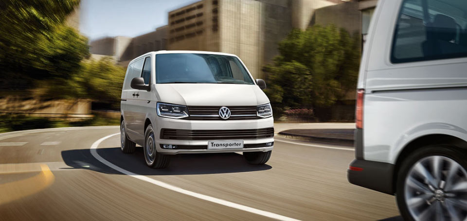 Volkswagen Transporter přední pohled na jedoucí vůz
