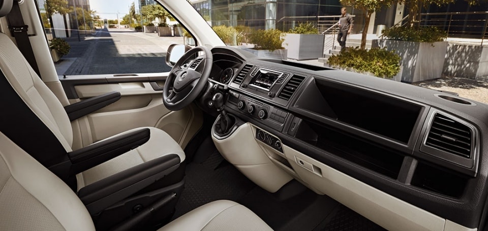 Volkswagen Transporter přední sedačky, multifunkční volant a palubní deska