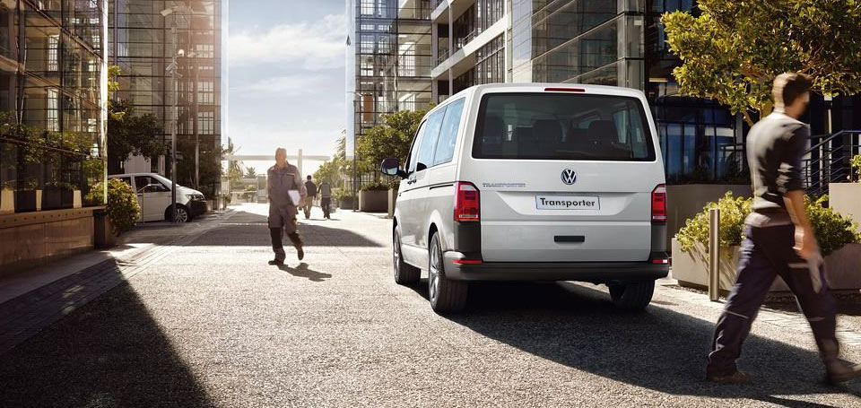 Volkswagen Transporter zadní pohled vozu stojícího na ulici před budovou