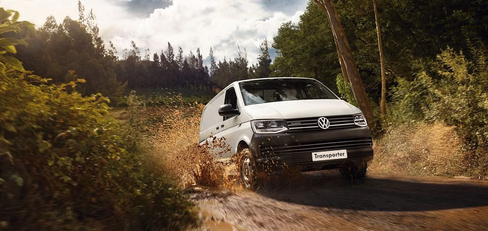 Volkswagen Transporter přední pohled na jedoucí vůz těžkým terénem