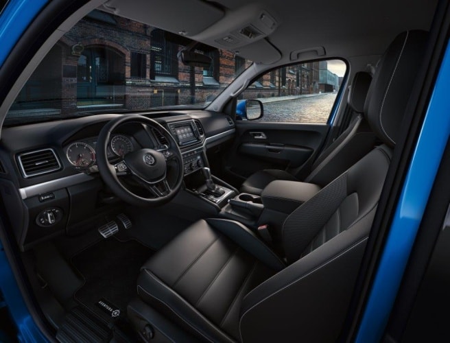Volkswagen Amarok boční pohled na přední sedačky, multifunkční volant a palubní desku
