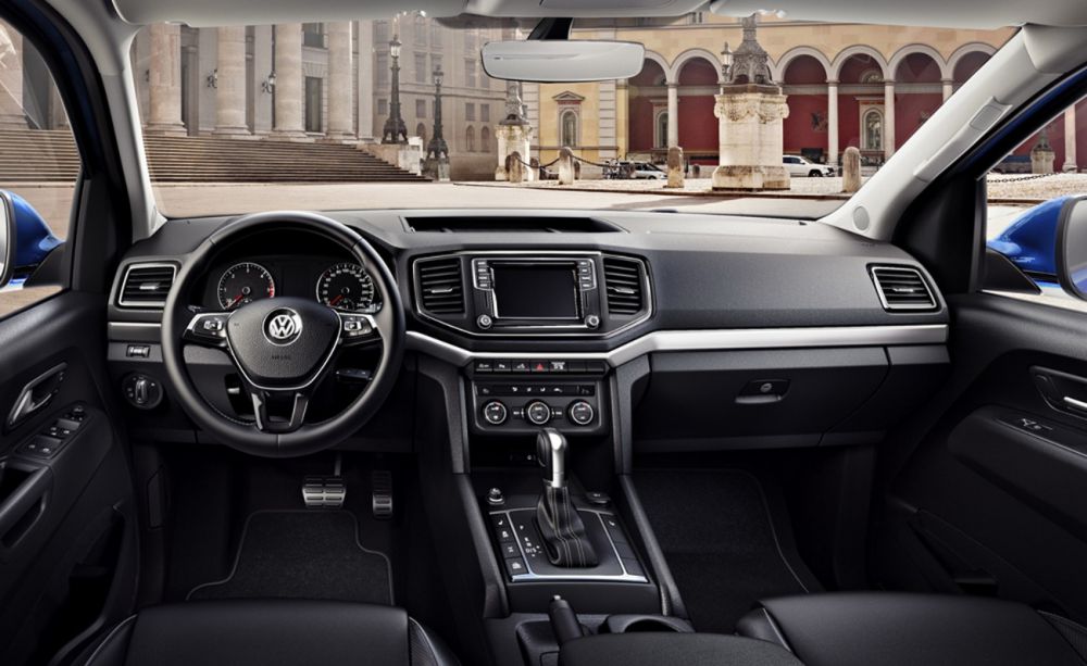 Volkswagen Amarok přední sedačky, multifunkční volant a palubní desku