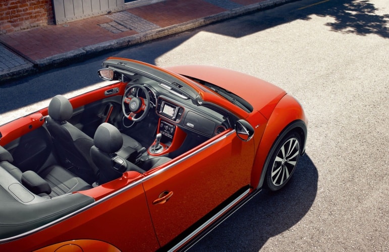 Volkswagen Beetle Cabriolet horní pohled na interiér vozu