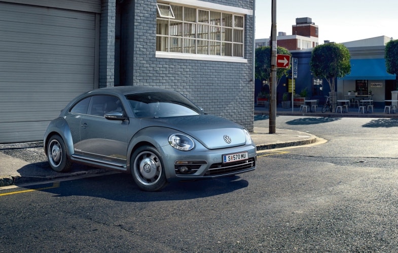 Volkswagen Beetle boční pohled na vůz stojící na ulici