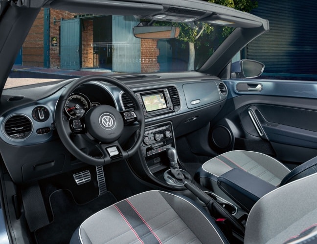 Volkswagen Beetle přední sedačky, multifunkční volant a palubní deska