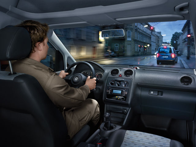 Volkswagen Caddy kombi pohled na řidiče a palubní desku