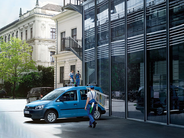 Volkswagen Caddy kombi boční pohled na vůz stojící před budovou