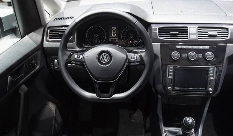 Volkswagen Caddy skříňový multifunkční volant a palubní deska