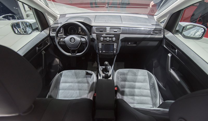 Volkswagen Caddy skříňový přední sedačky, multifunkční volant a palubní deska