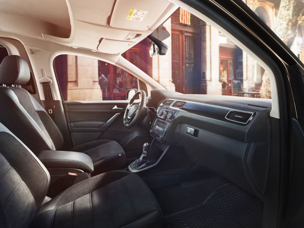 Volkswagen Caddy - pohled na interiér a přední sedadla 