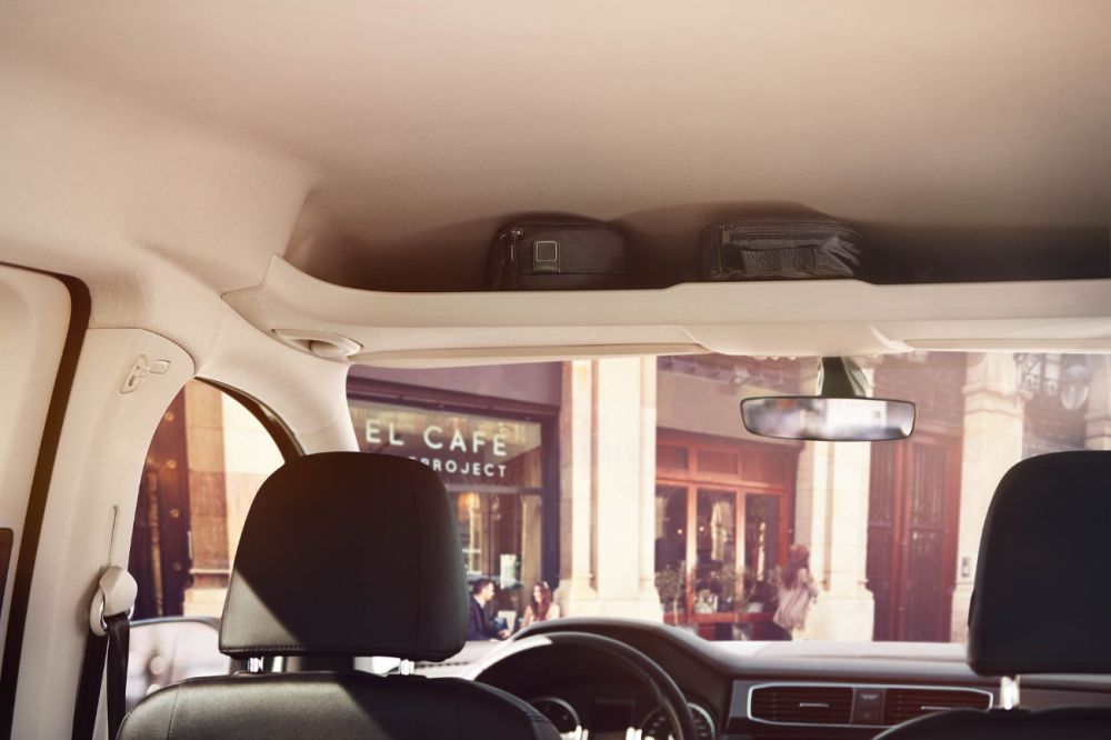 Volkswagen Caddy - stropní přihrádka nad řidičem 