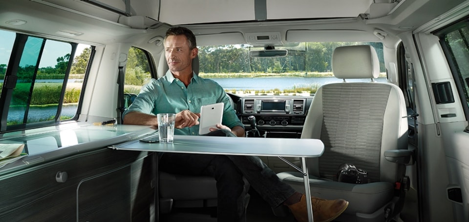 Volkswagen California detail jídelního stolu a otočného sedadla