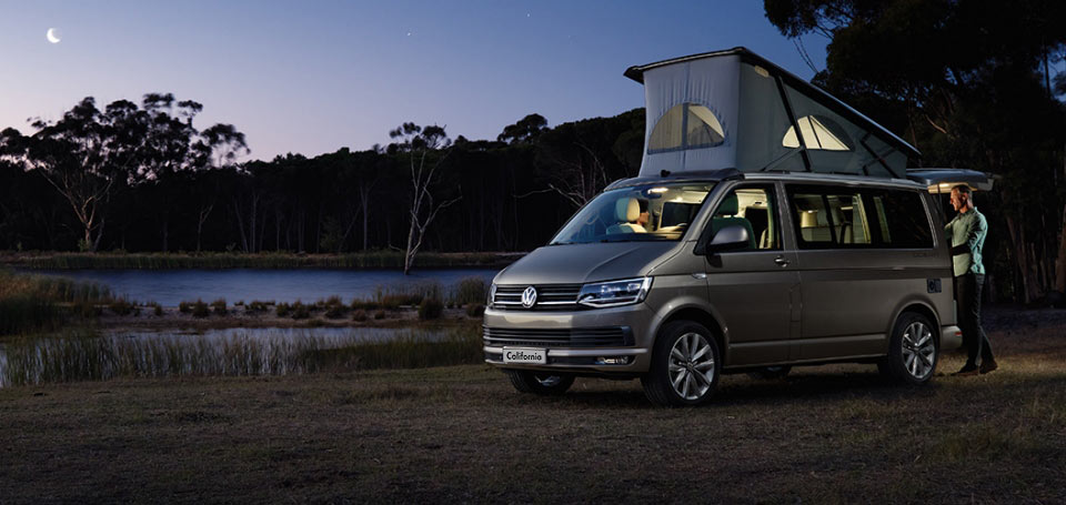 Volkswagen California - rozložený střešní stan na spaní, stojící u jezera