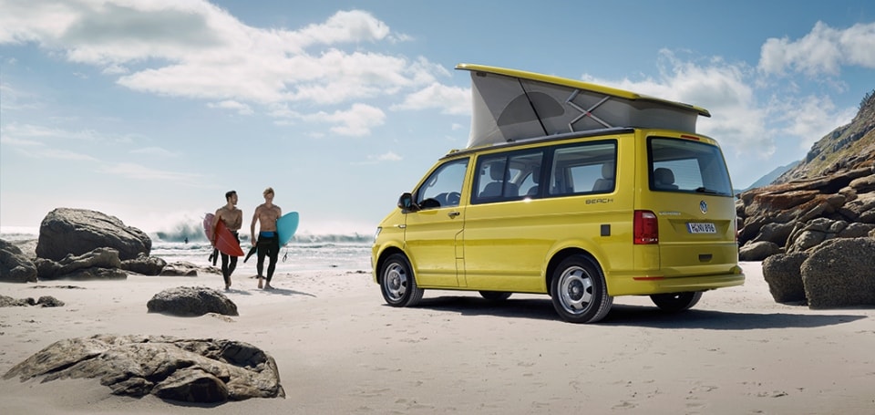 Volkswagen California - boční pohled s rozloženou střechou na spaní u moře