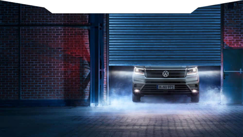 Volkswagen Crafter vyjíždějíc z garáže, přední pohled