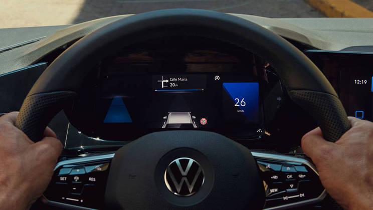 Volkswagen Golf - interiér, displej s navigací 