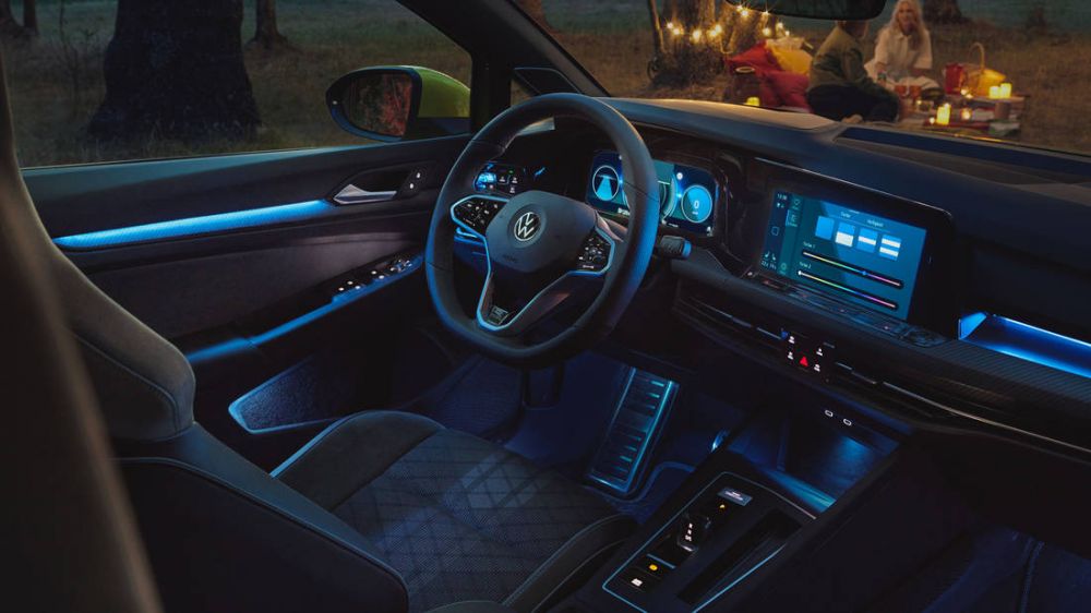 Interiér řidiče Volkswagen Golf 8 - nasvícený v noci