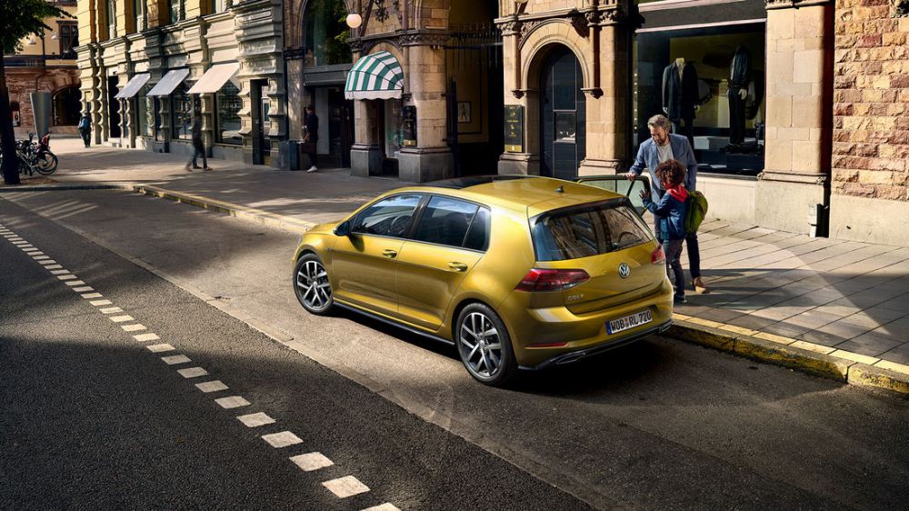 Nový Volkswagen Golf 8 ve městě - žlutý