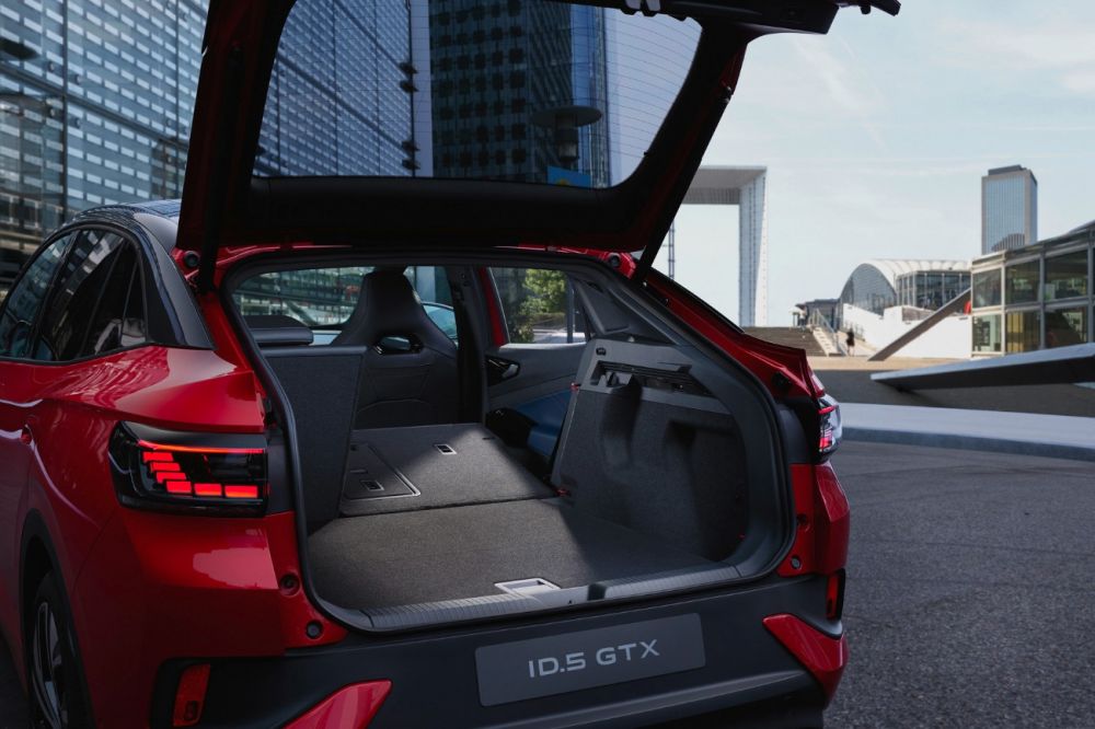 Volkswagen ID.5 GTX a ukázka sklopených sedaček v zavazadlovém prostoru