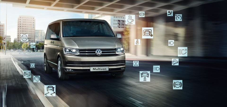 Volkswagen Multivan přední pohled vozu jedoucího po silnici