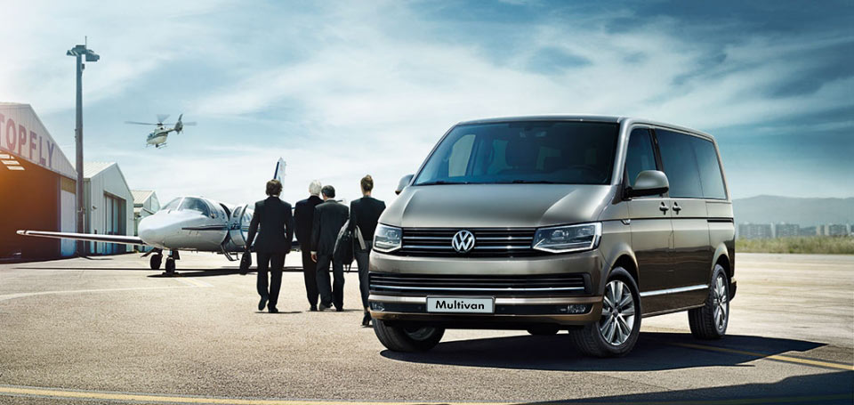 Volkswagen Multivan přední pohled vozu stojícího na letišti