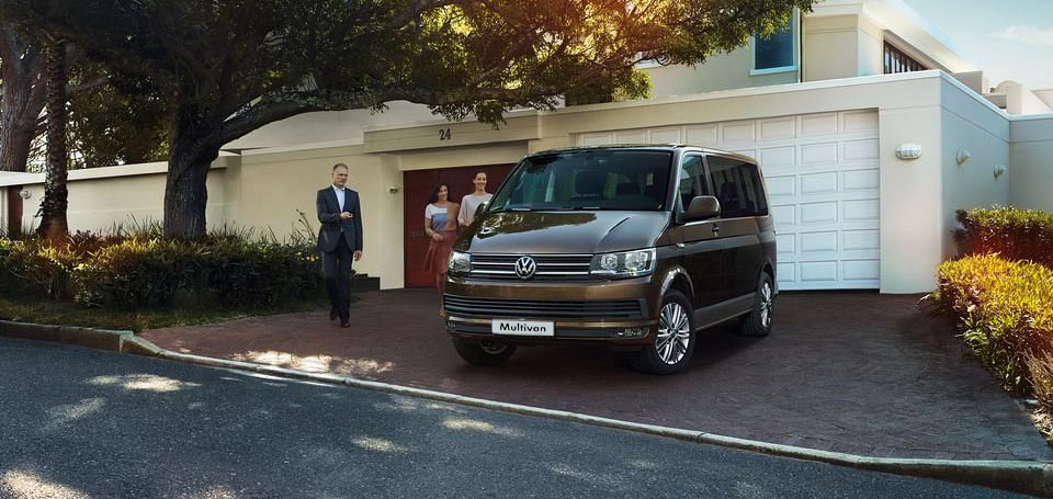 Volkswagen Multivan přední pohled vozu stojícího u domu