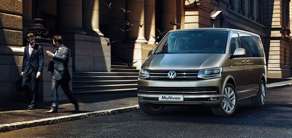 Volkswagen Multivan přední pohled vozu stojícího na ulici