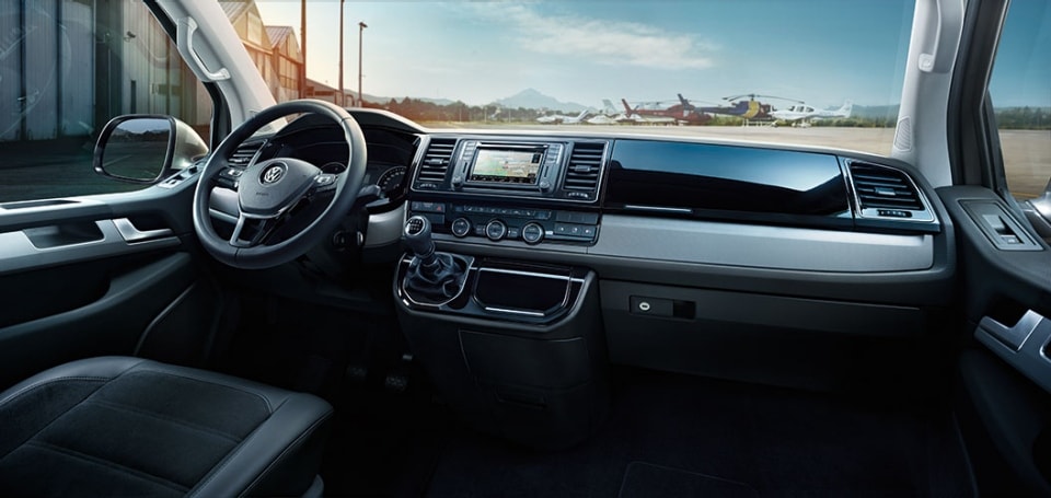Volkswagen Multivan přední sedačka řidiče, multifunkční volant a palubní deska