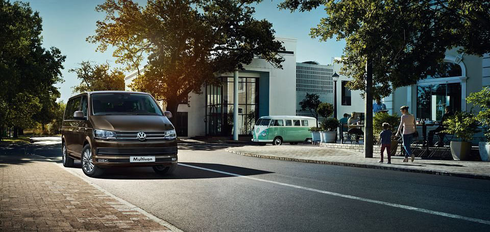 Volkswagen Multivan přední pohled vozu stojícího na ulici