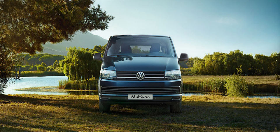 Volkswagen Multivan čelní pohled vozu stojícího u řeky