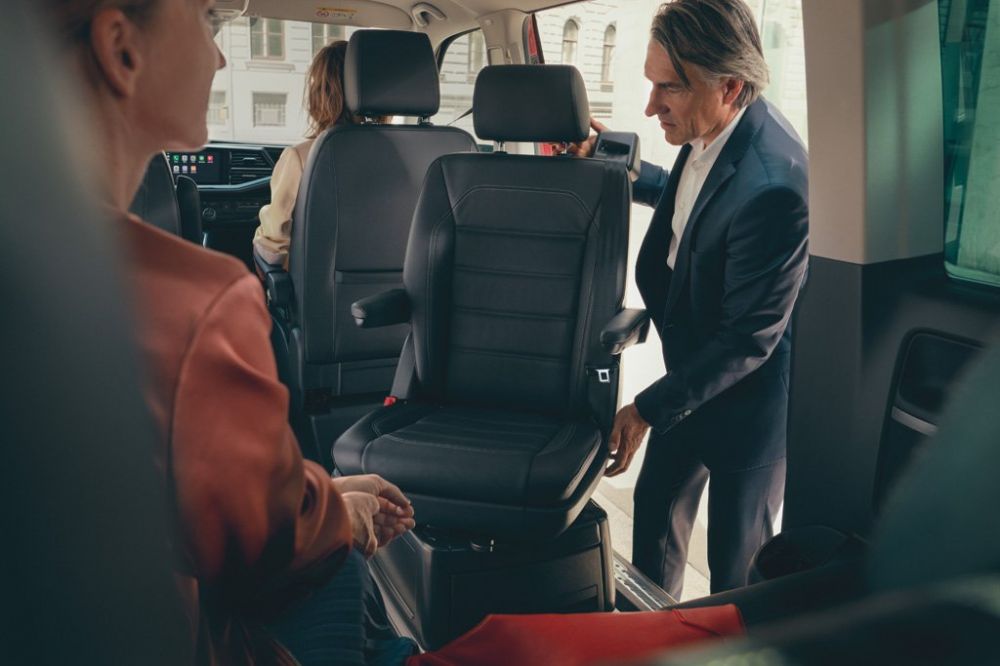 interiér vozu Multivan 6.1 s názorným ukázáním otočné sedačky