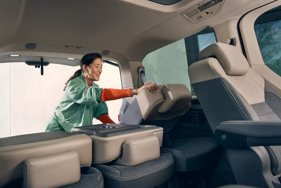 Volkswagen Multivan - interiér skládání poslední řady sedaček
