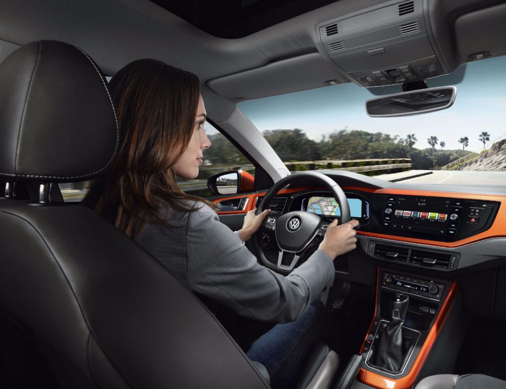 Volkswagen Polo - pohled na místo řidiče, multifunkční volant a palubní desku