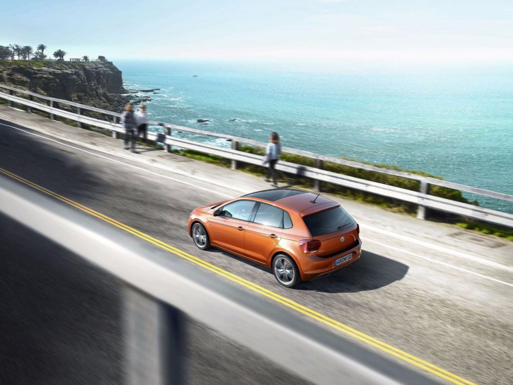 Volkswagen Polo boční pohled na vůz při jízdě u pobřeží